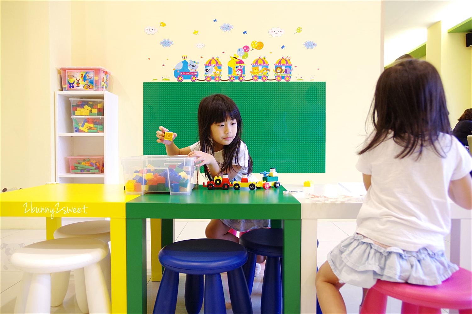 [台中。親子餐廳] 小鳥築巢親善餐廳～幼稚園變身而成的超寬敞親子餐廳～假草坪 x 原木大沙坑 x 氣球屋 x 球池溜滑梯 @兔兒毛毛姊妹花