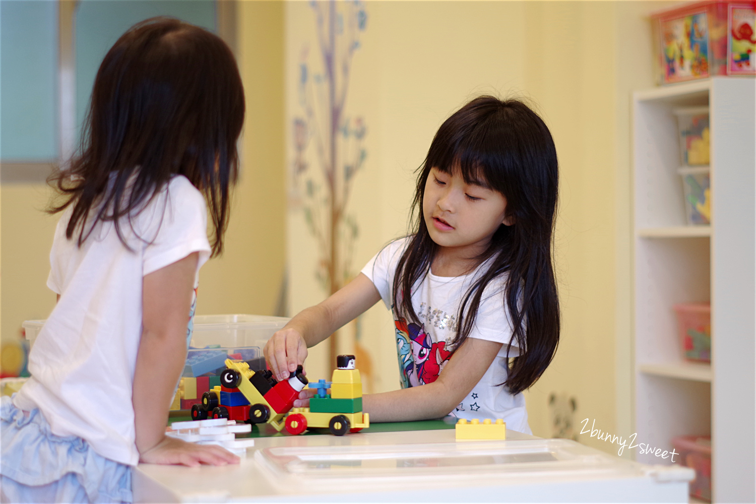 [台中。親子餐廳] 小鳥築巢親善餐廳～幼稚園變身而成的超寬敞親子餐廳～假草坪 x 原木大沙坑 x 氣球屋 x 球池溜滑梯 @兔兒毛毛姊妹花
