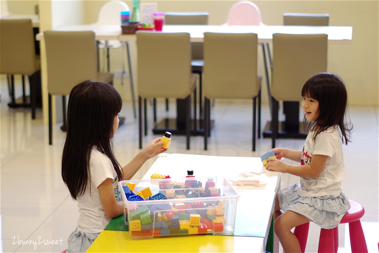 [台中。親子餐廳] 小鳥築巢親善餐廳～幼稚園變身而成的超寬敞親子餐廳～假草坪 x 原木大沙坑 x 氣球屋 x 球池溜滑梯 @兔兒毛毛姊妹花