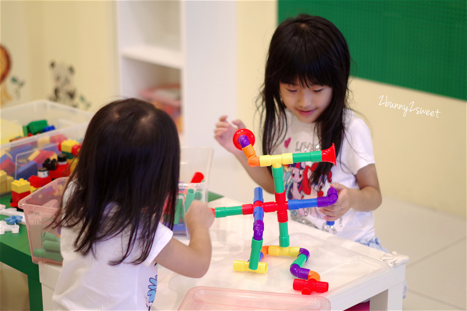 [台中。親子餐廳] 小鳥築巢親善餐廳～幼稚園變身而成的超寬敞親子餐廳～假草坪 x 原木大沙坑 x 氣球屋 x 球池溜滑梯 @兔兒毛毛姊妹花