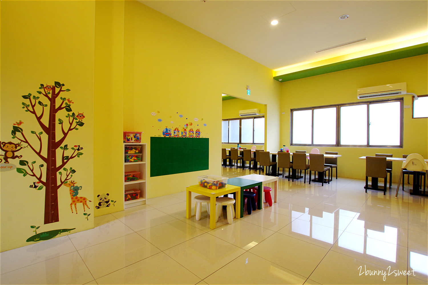 [台中。親子餐廳] 小鳥築巢親善餐廳～幼稚園變身而成的超寬敞親子餐廳～假草坪 x 原木大沙坑 x 氣球屋 x 球池溜滑梯 @兔兒毛毛姊妹花