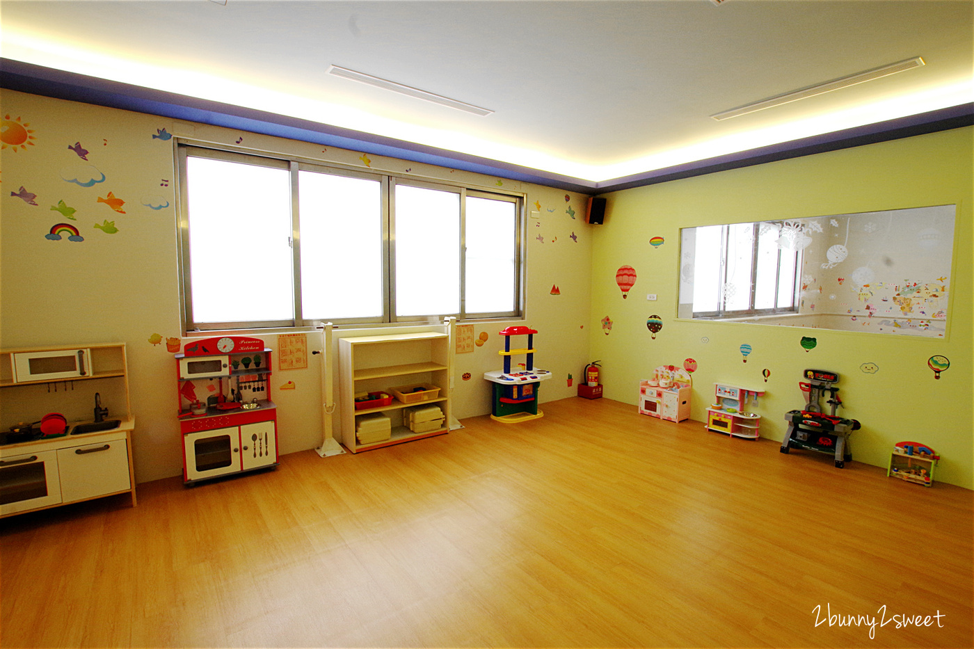 [台中。親子餐廳] 小鳥築巢親善餐廳～幼稚園變身而成的超寬敞親子餐廳～假草坪 x 原木大沙坑 x 氣球屋 x 球池溜滑梯 @兔兒毛毛姊妹花