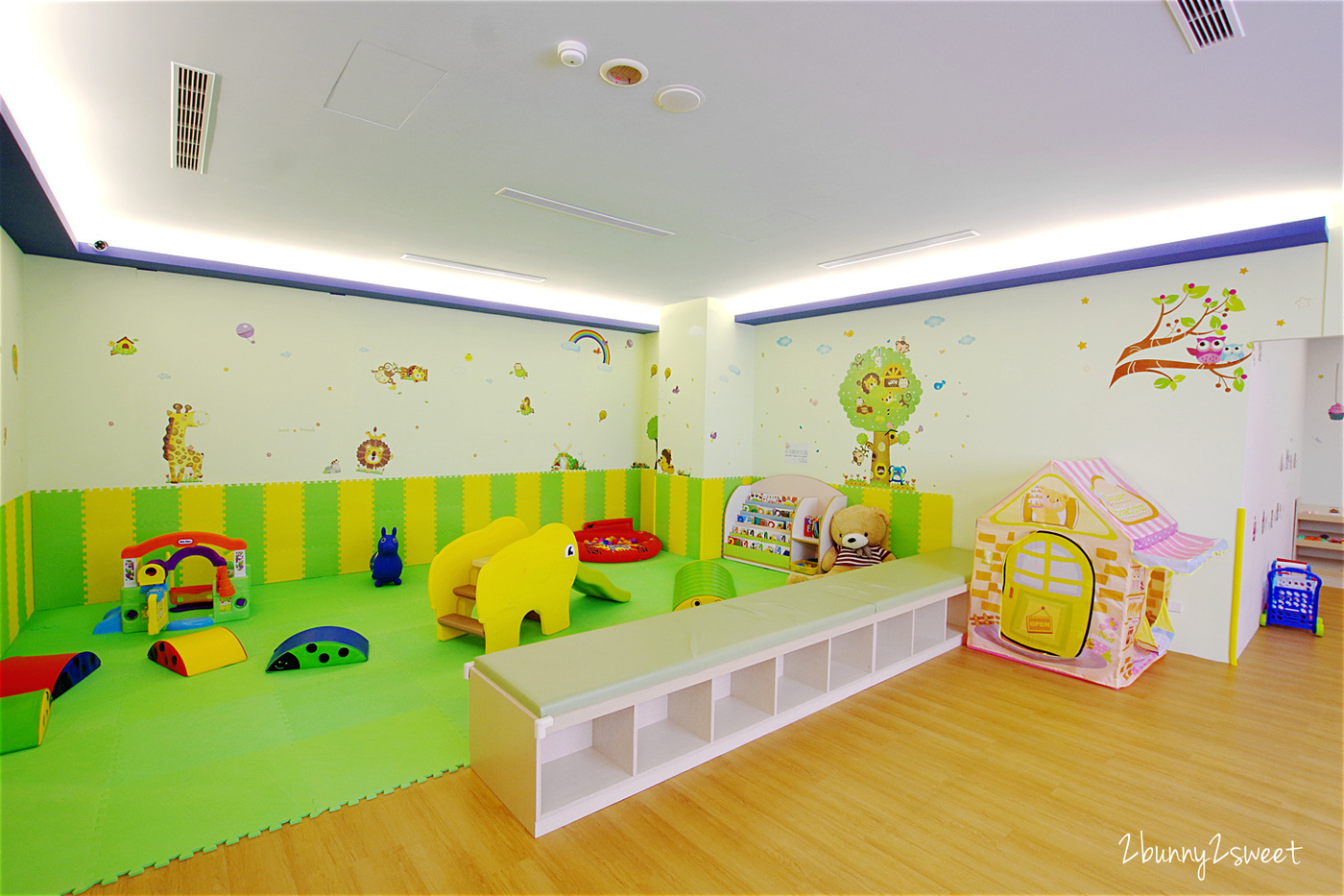 [台中。親子餐廳] 小鳥築巢親善餐廳～幼稚園變身而成的超寬敞親子餐廳～假草坪 x 原木大沙坑 x 氣球屋 x 球池溜滑梯 @兔兒毛毛姊妹花