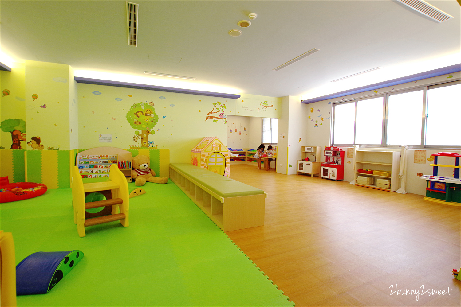 [台中。親子餐廳] 小鳥築巢親善餐廳～幼稚園變身而成的超寬敞親子餐廳～假草坪 x 原木大沙坑 x 氣球屋 x 球池溜滑梯 @兔兒毛毛姊妹花