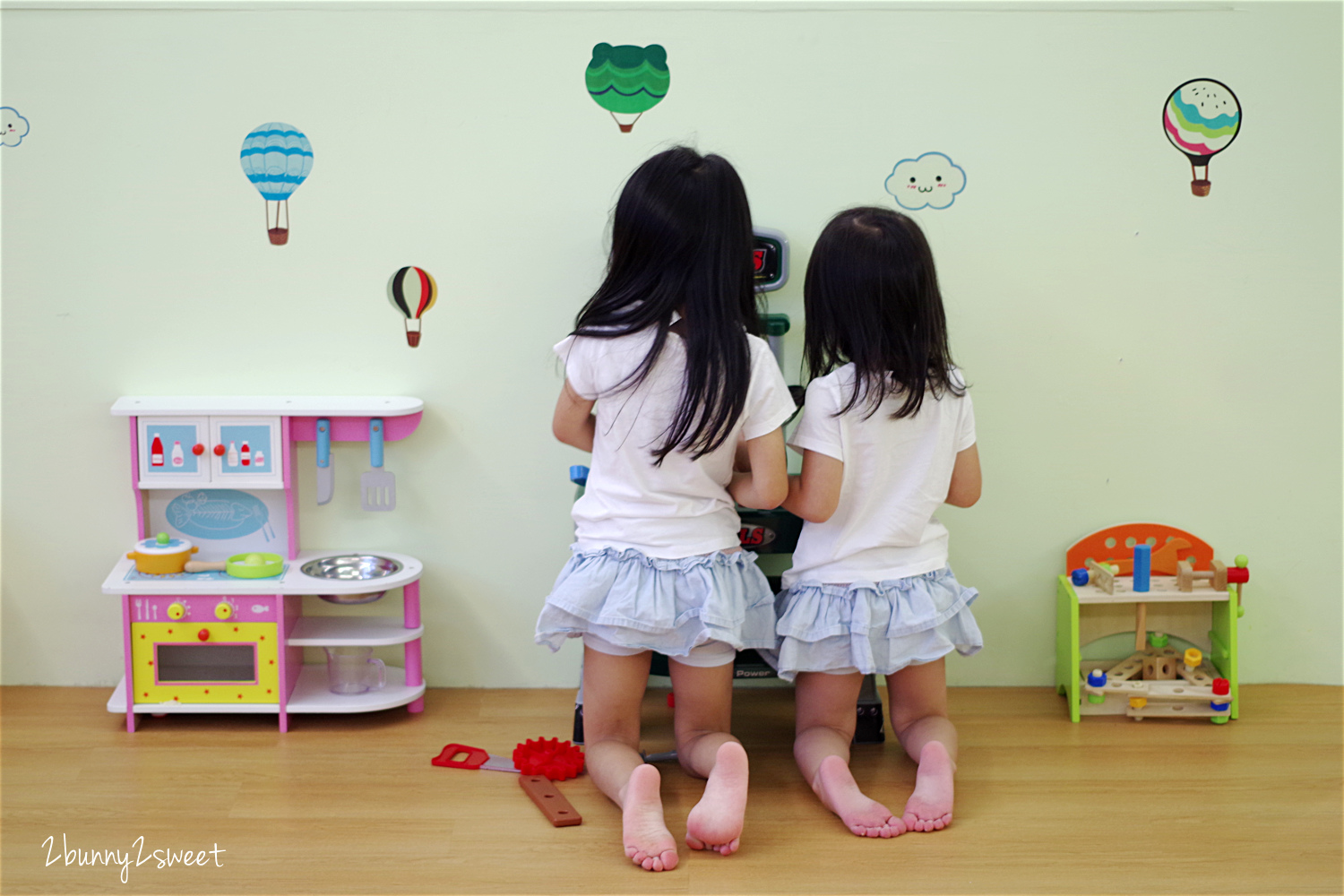 [台中。親子餐廳] 小鳥築巢親善餐廳～幼稚園變身而成的超寬敞親子餐廳～假草坪 x 原木大沙坑 x 氣球屋 x 球池溜滑梯 @兔兒毛毛姊妹花