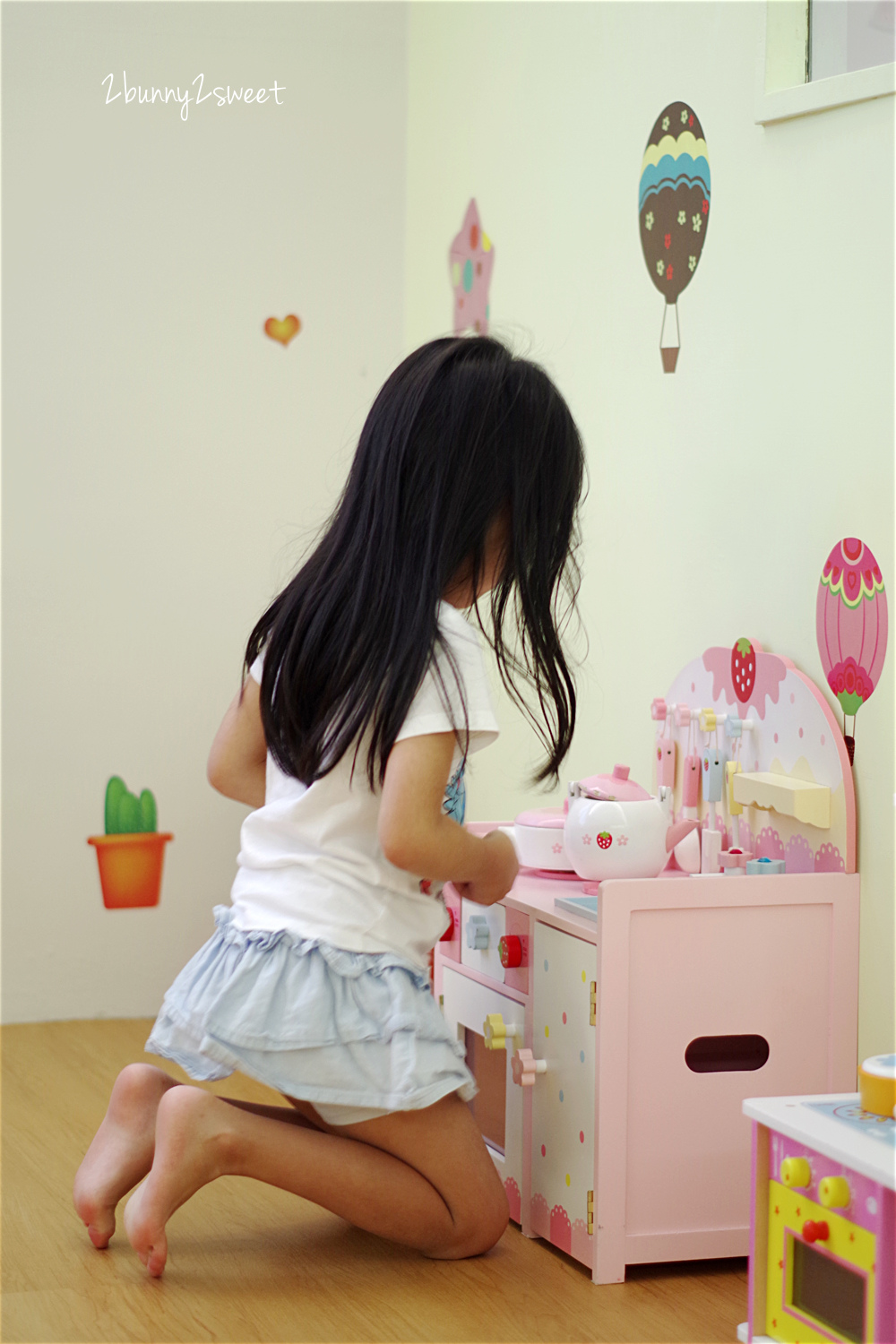 [台中。親子餐廳] 小鳥築巢親善餐廳～幼稚園變身而成的超寬敞親子餐廳～假草坪 x 原木大沙坑 x 氣球屋 x 球池溜滑梯 @兔兒毛毛姊妹花