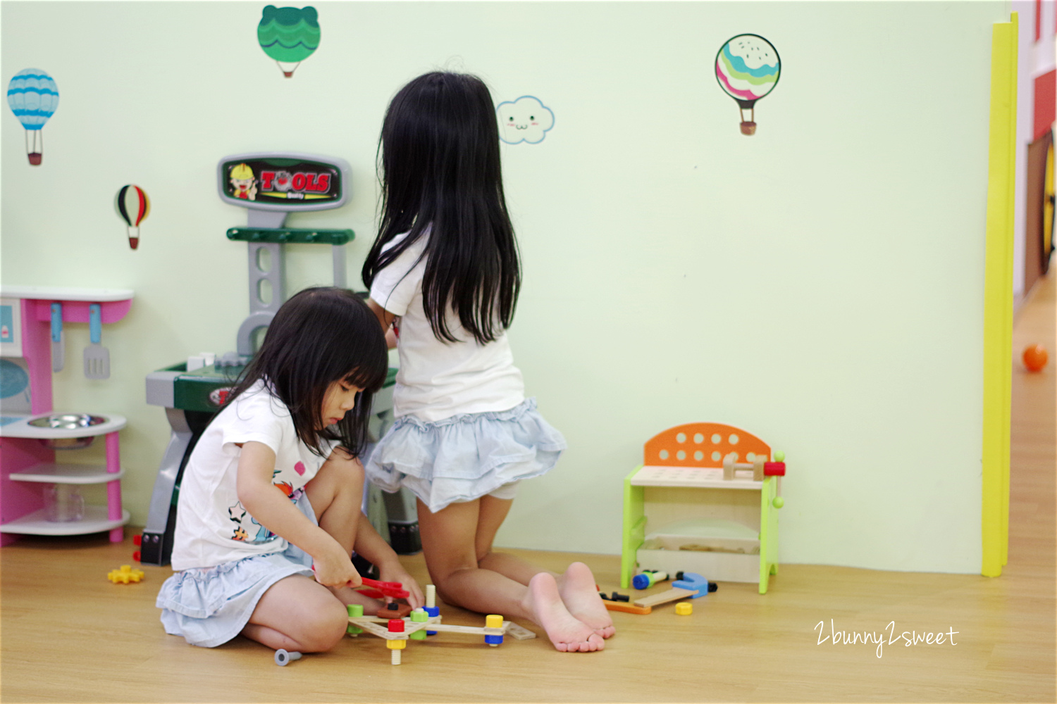 [台中。親子餐廳] 小鳥築巢親善餐廳～幼稚園變身而成的超寬敞親子餐廳～假草坪 x 原木大沙坑 x 氣球屋 x 球池溜滑梯 @兔兒毛毛姊妹花