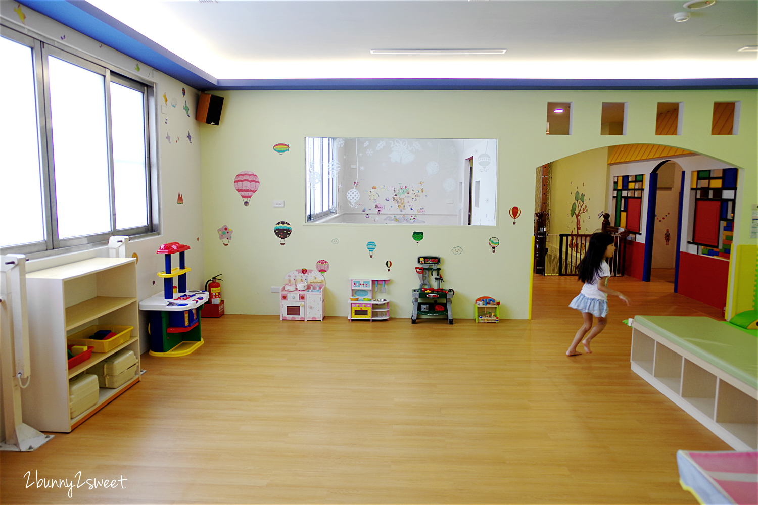 [台中。親子餐廳] 小鳥築巢親善餐廳～幼稚園變身而成的超寬敞親子餐廳～假草坪 x 原木大沙坑 x 氣球屋 x 球池溜滑梯 @兔兒毛毛姊妹花