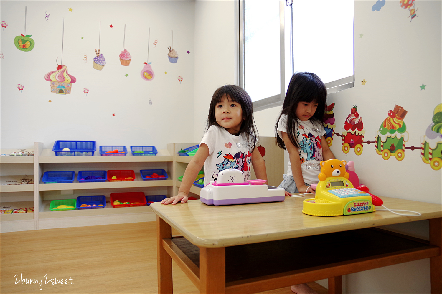 [台中。親子餐廳] 小鳥築巢親善餐廳～幼稚園變身而成的超寬敞親子餐廳～假草坪 x 原木大沙坑 x 氣球屋 x 球池溜滑梯 @兔兒毛毛姊妹花