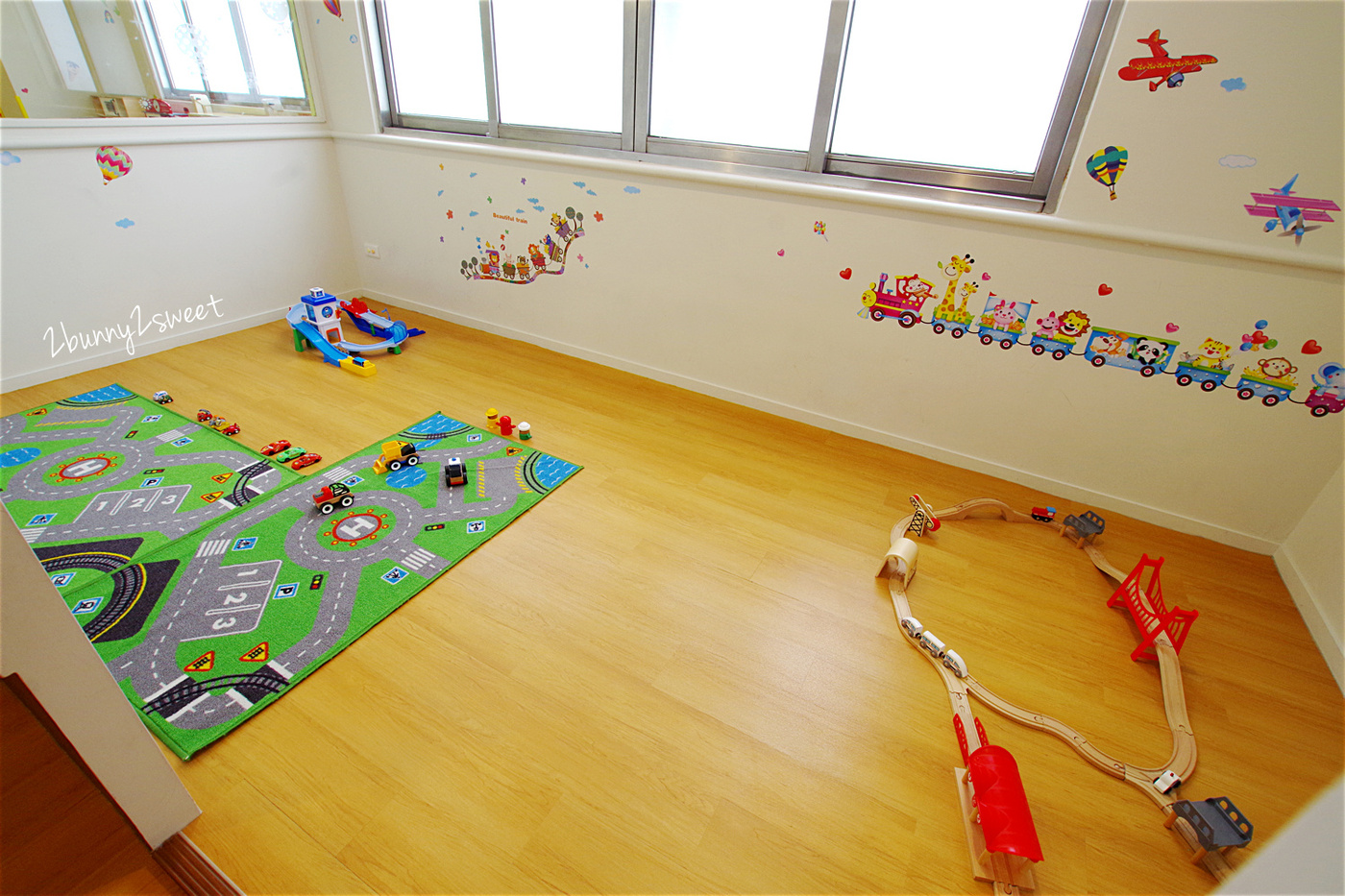 [台中。親子餐廳] 小鳥築巢親善餐廳～幼稚園變身而成的超寬敞親子餐廳～假草坪 x 原木大沙坑 x 氣球屋 x 球池溜滑梯 @兔兒毛毛姊妹花