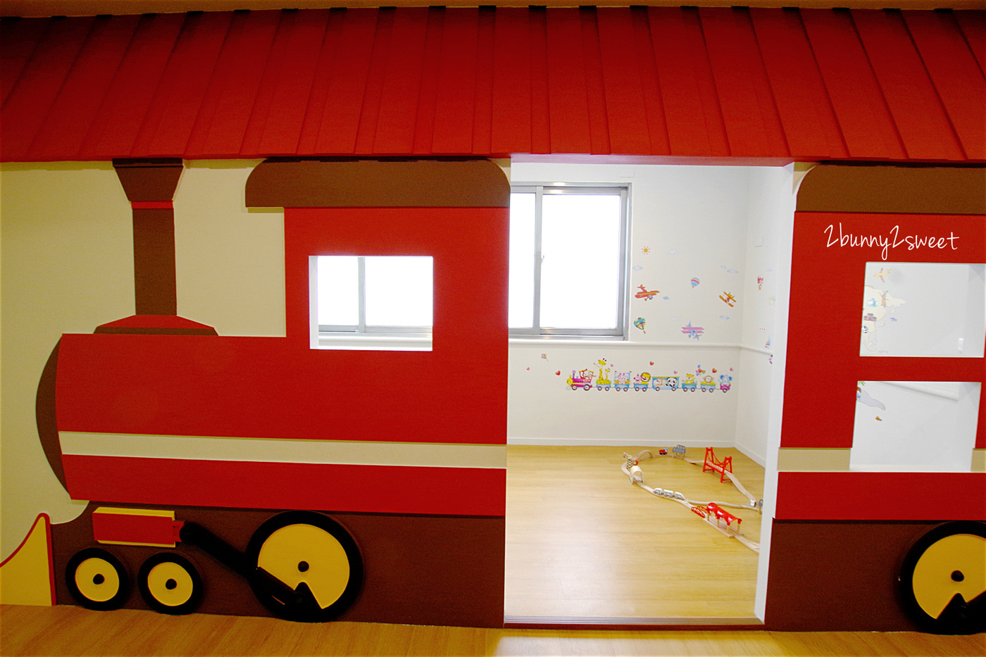 [台中。親子餐廳] 小鳥築巢親善餐廳～幼稚園變身而成的超寬敞親子餐廳～假草坪 x 原木大沙坑 x 氣球屋 x 球池溜滑梯 @兔兒毛毛姊妹花