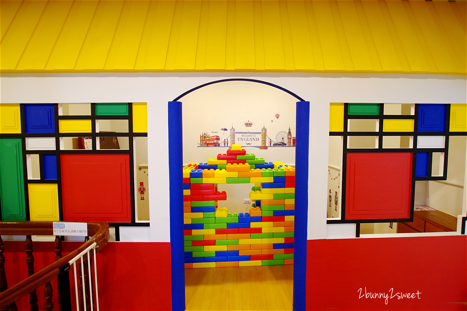 [台中。親子餐廳] 小鳥築巢親善餐廳～幼稚園變身而成的超寬敞親子餐廳～假草坪 x 原木大沙坑 x 氣球屋 x 球池溜滑梯 @兔兒毛毛姊妹花