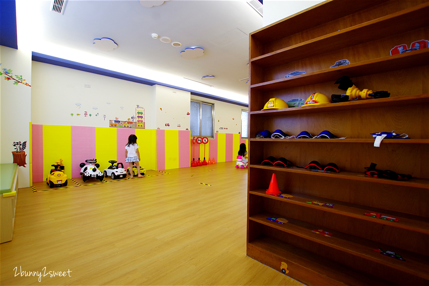 [台中。親子餐廳] 小鳥築巢親善餐廳～幼稚園變身而成的超寬敞親子餐廳～假草坪 x 原木大沙坑 x 氣球屋 x 球池溜滑梯 @兔兒毛毛姊妹花