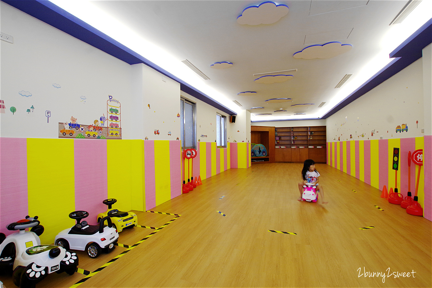 [台中。親子餐廳] 小鳥築巢親善餐廳～幼稚園變身而成的超寬敞親子餐廳～假草坪 x 原木大沙坑 x 氣球屋 x 球池溜滑梯 @兔兒毛毛姊妹花