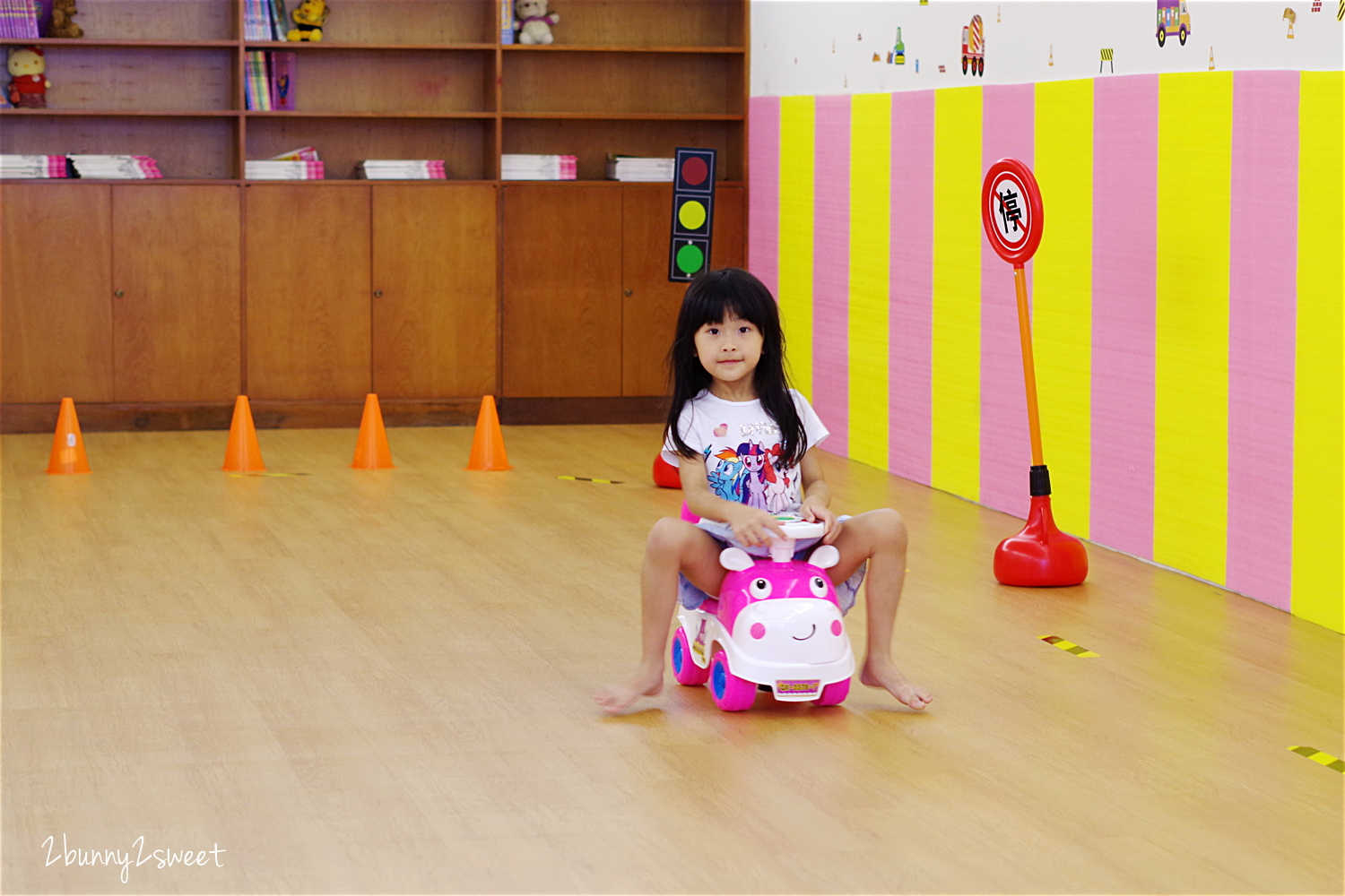 [台中。親子餐廳] 小鳥築巢親善餐廳～幼稚園變身而成的超寬敞親子餐廳～假草坪 x 原木大沙坑 x 氣球屋 x 球池溜滑梯 @兔兒毛毛姊妹花
