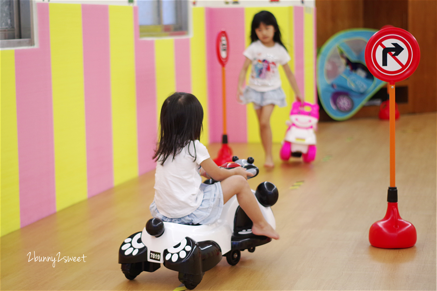 [台中。親子餐廳] 小鳥築巢親善餐廳～幼稚園變身而成的超寬敞親子餐廳～假草坪 x 原木大沙坑 x 氣球屋 x 球池溜滑梯 @兔兒毛毛姊妹花