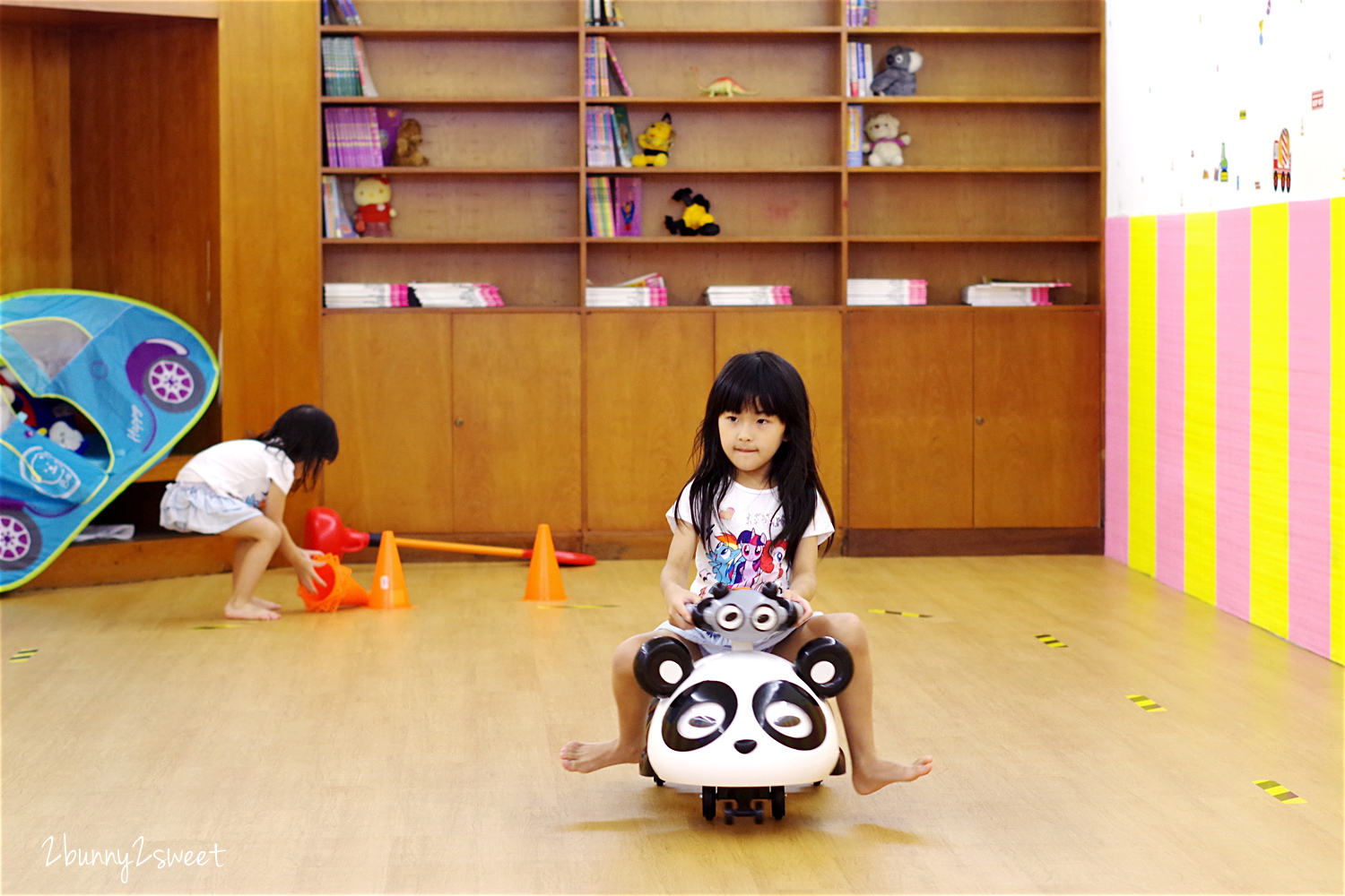 [台中。親子餐廳] 小鳥築巢親善餐廳～幼稚園變身而成的超寬敞親子餐廳～假草坪 x 原木大沙坑 x 氣球屋 x 球池溜滑梯 @兔兒毛毛姊妹花