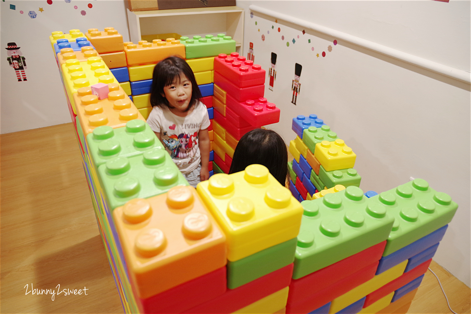 [台中。親子餐廳] 小鳥築巢親善餐廳～幼稚園變身而成的超寬敞親子餐廳～假草坪 x 原木大沙坑 x 氣球屋 x 球池溜滑梯 @兔兒毛毛姊妹花