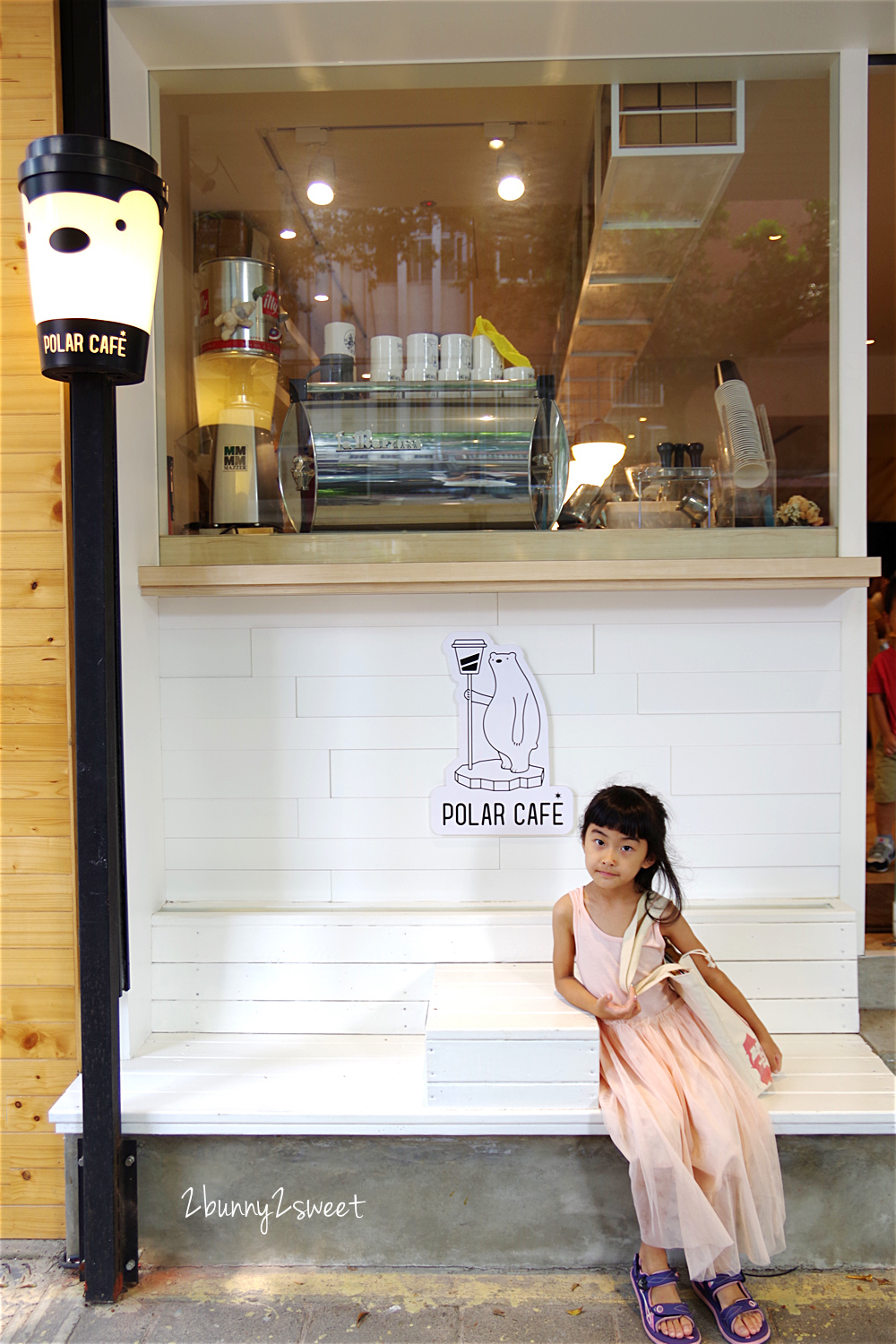 [台北。咖啡廳] POLAR CAFE ~北極熊不只躲在咖啡廳各個角落，還漂浮在飲料上～超療癒北極熊主題咖啡廳｜IG熱門咖啡廳｜民生社區 @兔兒毛毛姊妹花