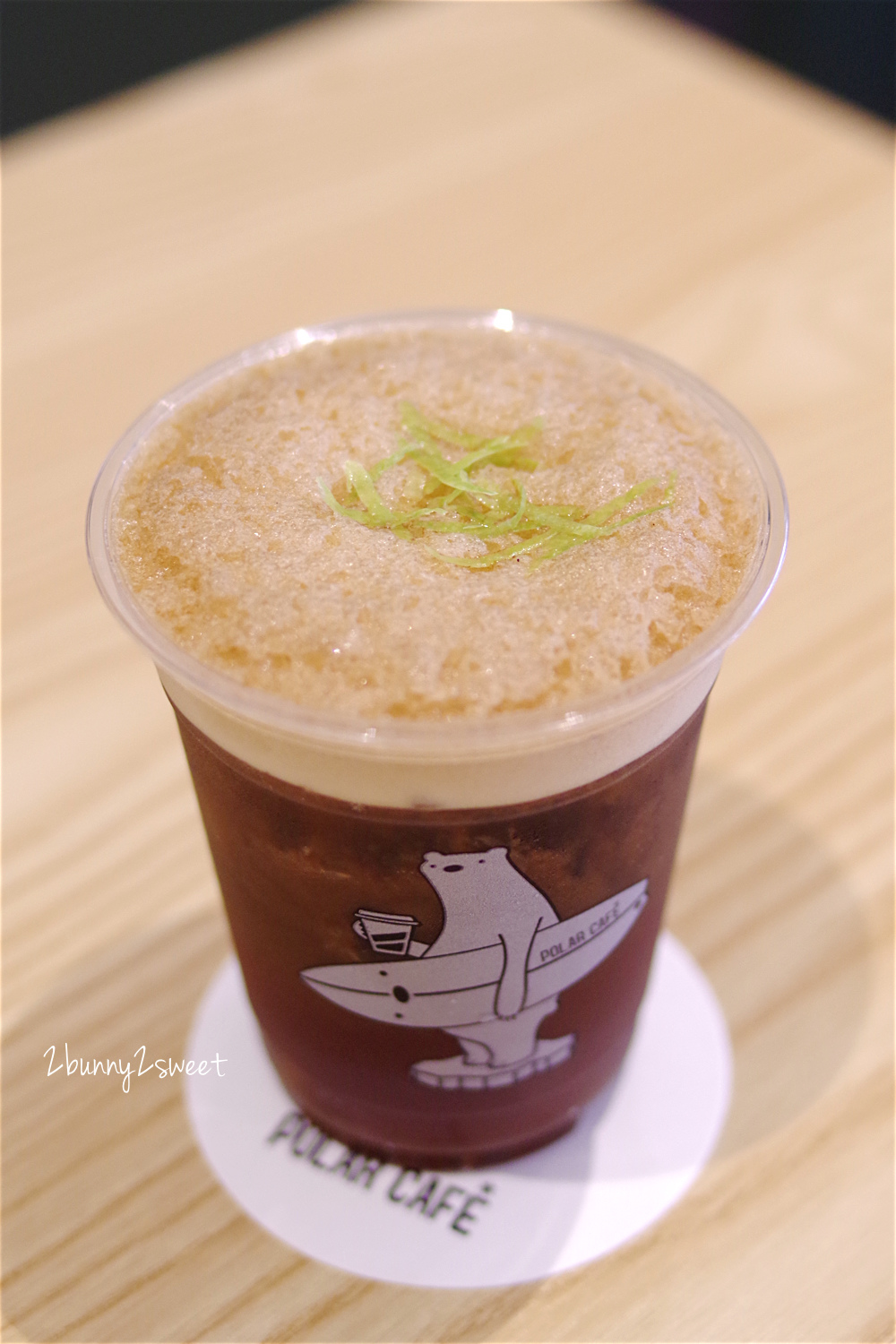 [台北。咖啡廳] POLAR CAFE ~北極熊不只躲在咖啡廳各個角落，還漂浮在飲料上～超療癒北極熊主題咖啡廳｜IG熱門咖啡廳｜民生社區 @兔兒毛毛姊妹花