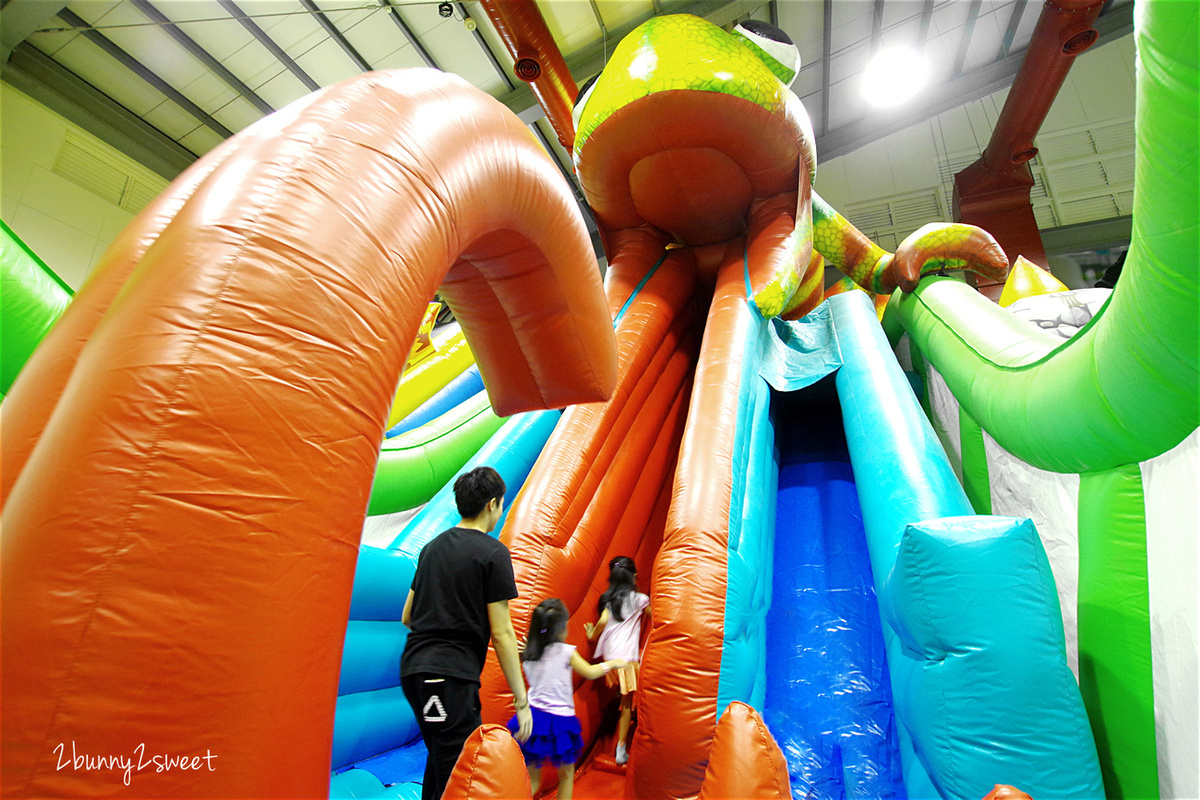 [台中。親子餐廳] 小飛親子遊樂園 x 恐龍巨無霸氣墊樂園 x Nick’s 尼可拉斯餐廳～拓展攀爬、球池滑梯、甩尾賽車一次滿足的超大空間內樂園，還有巨無霸氣墊進駐 @兔兒毛毛姊妹花