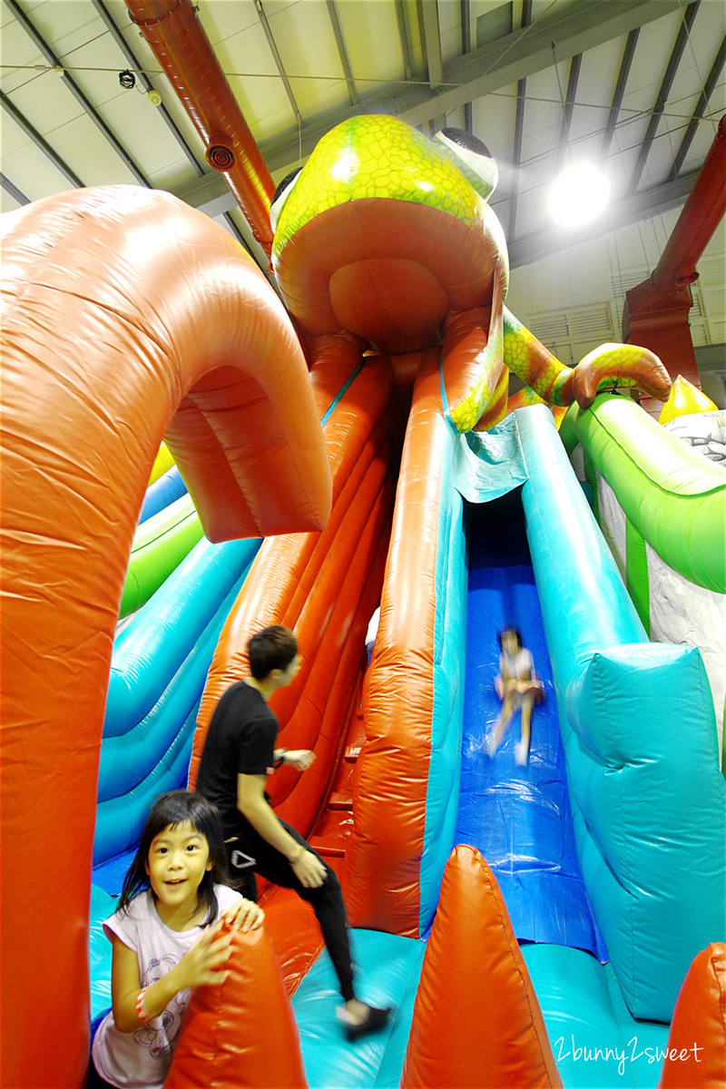 [台中。親子餐廳] 小飛親子遊樂園 x 恐龍巨無霸氣墊樂園 x Nick’s 尼可拉斯餐廳～拓展攀爬、球池滑梯、甩尾賽車一次滿足的超大空間內樂園，還有巨無霸氣墊進駐 @兔兒毛毛姊妹花