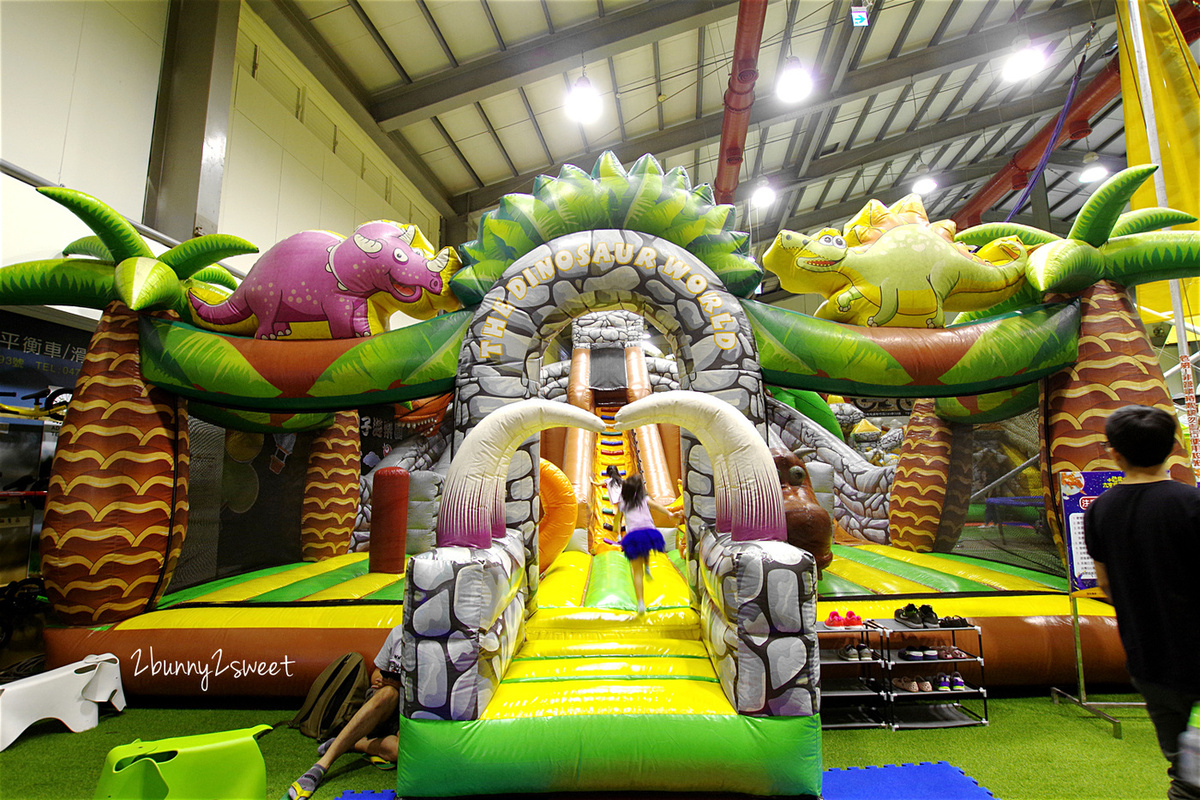 [台中。親子餐廳] 小飛親子遊樂園 x 恐龍巨無霸氣墊樂園 x Nick’s 尼可拉斯餐廳～拓展攀爬、球池滑梯、甩尾賽車一次滿足的超大空間內樂園，還有巨無霸氣墊進駐 @兔兒毛毛姊妹花