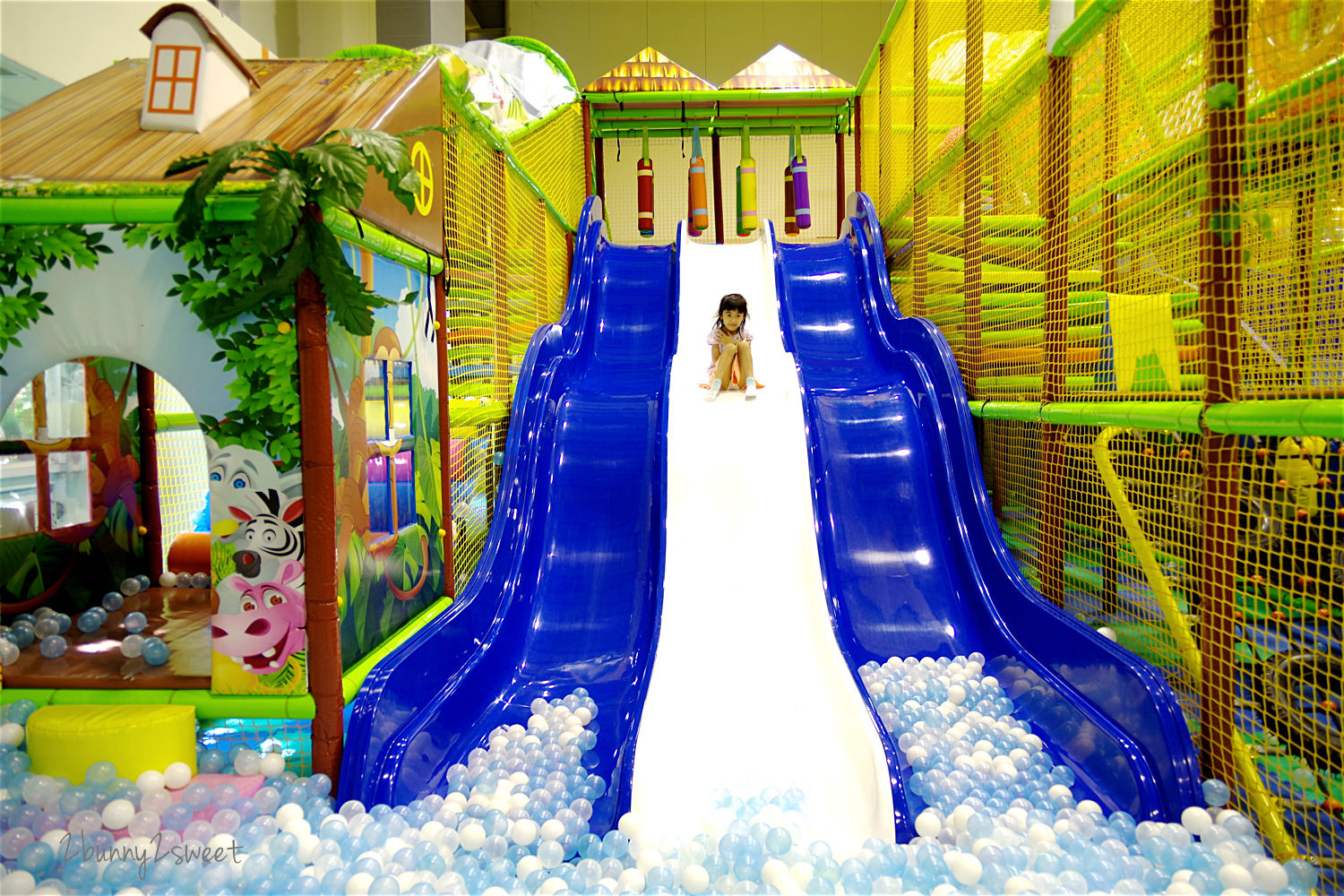 [台中。親子餐廳] 小飛親子遊樂園 x 恐龍巨無霸氣墊樂園 x Nick’s 尼可拉斯餐廳～拓展攀爬、球池滑梯、甩尾賽車一次滿足的超大空間內樂園，還有巨無霸氣墊進駐 @兔兒毛毛姊妹花