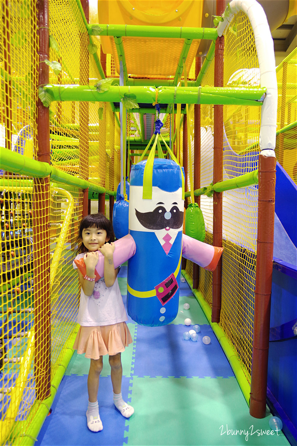 [台中。親子餐廳] 小飛親子遊樂園 x 恐龍巨無霸氣墊樂園 x Nick’s 尼可拉斯餐廳～拓展攀爬、球池滑梯、甩尾賽車一次滿足的超大空間內樂園，還有巨無霸氣墊進駐 @兔兒毛毛姊妹花