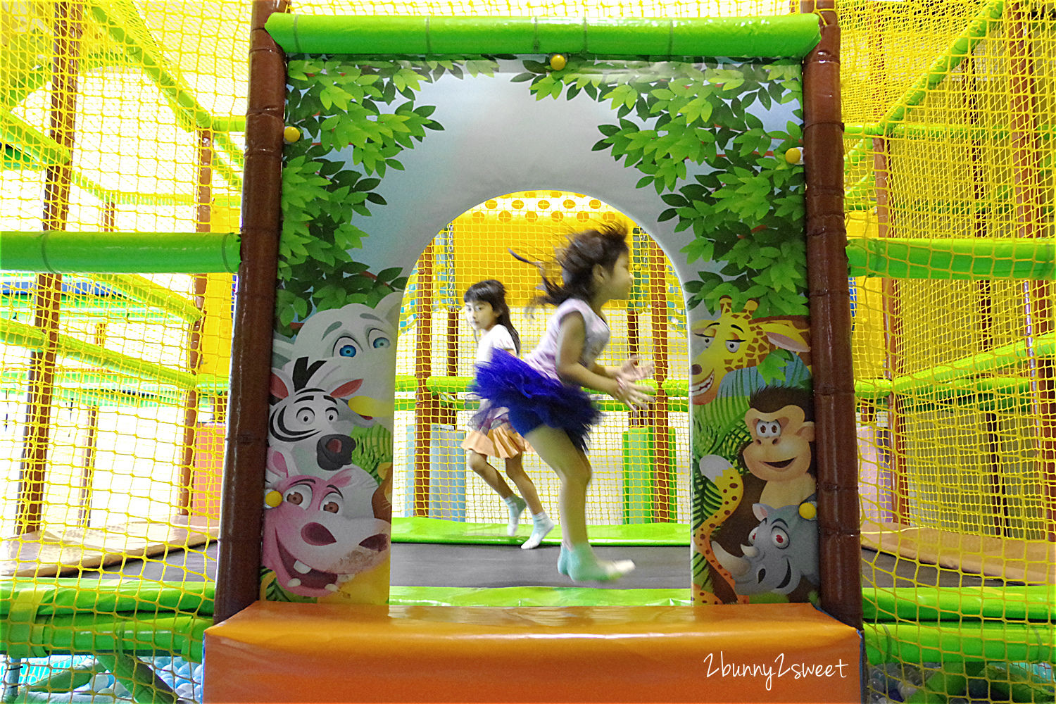 [台中。親子餐廳] 小飛親子遊樂園 x 恐龍巨無霸氣墊樂園 x Nick’s 尼可拉斯餐廳～拓展攀爬、球池滑梯、甩尾賽車一次滿足的超大空間內樂園，還有巨無霸氣墊進駐 @兔兒毛毛姊妹花