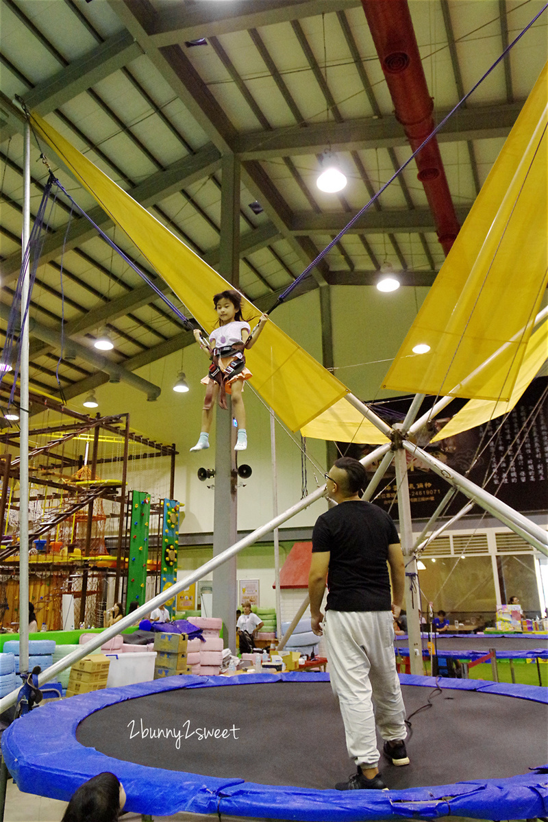 [台中。親子餐廳] 小飛親子遊樂園 x 恐龍巨無霸氣墊樂園 x Nick’s 尼可拉斯餐廳～拓展攀爬、球池滑梯、甩尾賽車一次滿足的超大空間內樂園，還有巨無霸氣墊進駐 @兔兒毛毛姊妹花