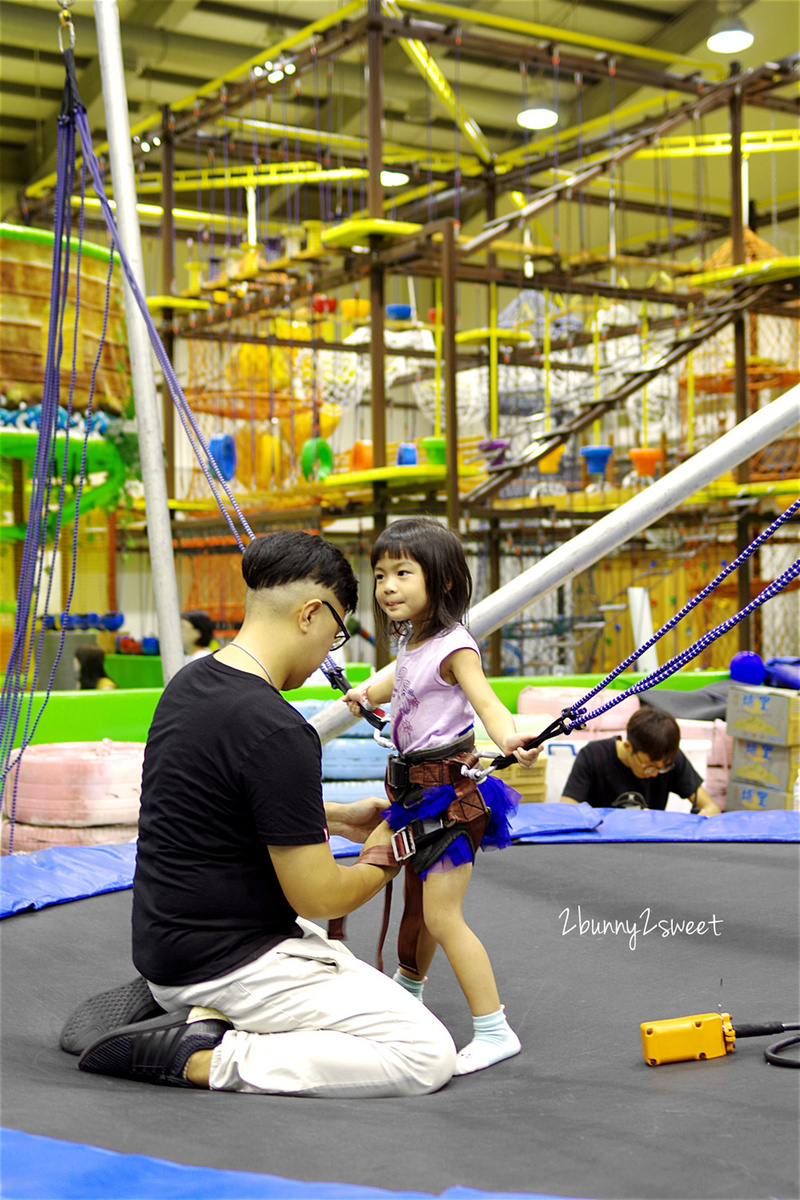 [台中。親子餐廳] 小飛親子遊樂園 x 恐龍巨無霸氣墊樂園 x Nick’s 尼可拉斯餐廳～拓展攀爬、球池滑梯、甩尾賽車一次滿足的超大空間內樂園，還有巨無霸氣墊進駐 @兔兒毛毛姊妹花
