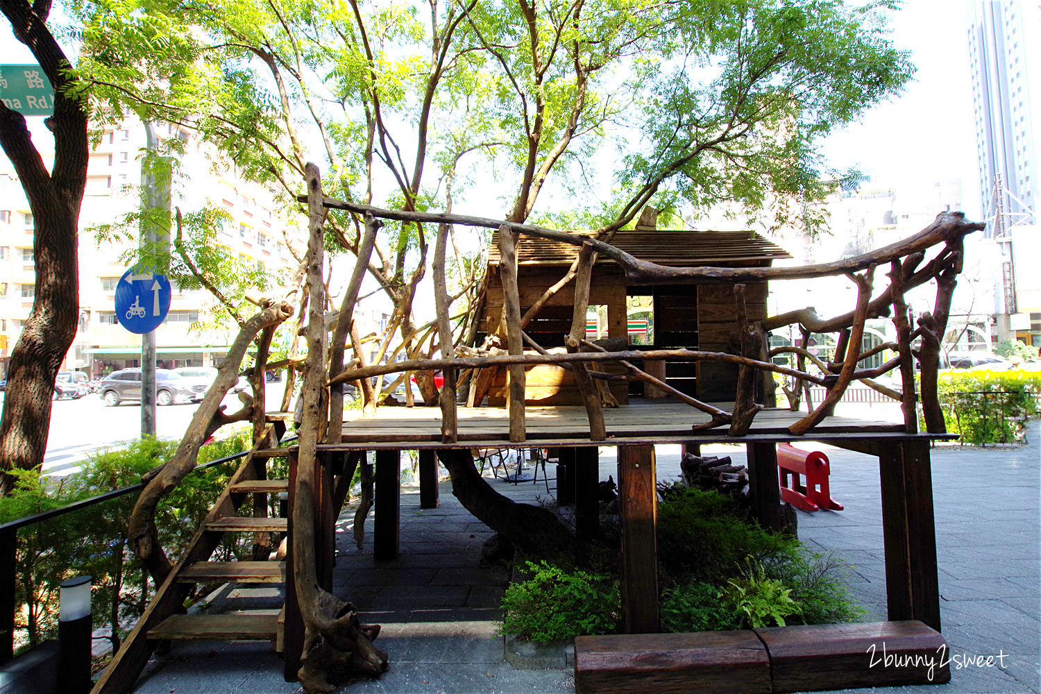 台中親子餐廳》熊吧餐酒館 Bear Bar Bistro～好好拍的熊熊主題餐廳，附設室內外兒童遊戲區～旋轉溜滑梯x沙坑x樹屋x家家酒～大人吃得開心、小孩玩得盡興 @兔兒毛毛姊妹花