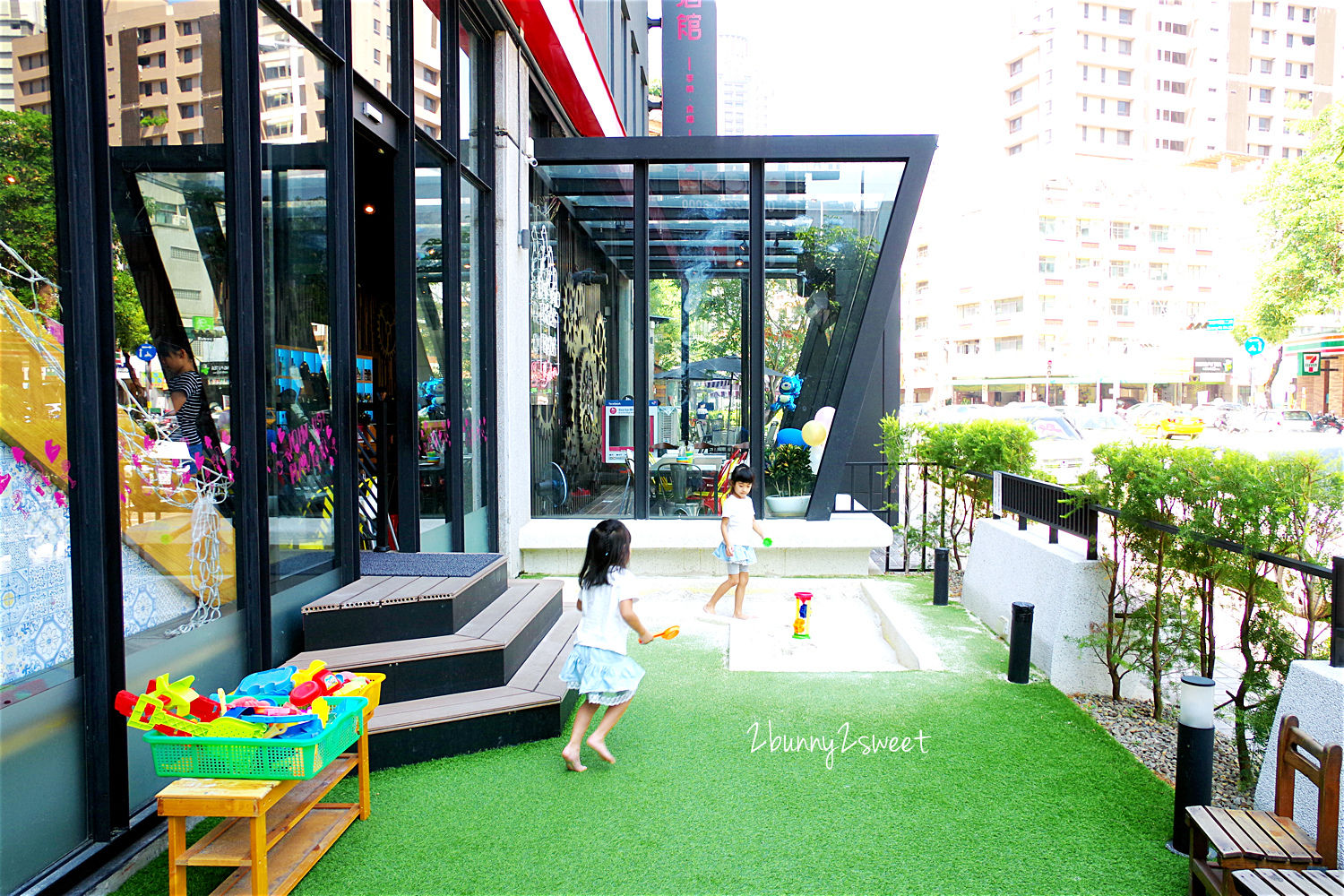 台中親子餐廳》熊吧餐酒館 Bear Bar Bistro～好好拍的熊熊主題餐廳，附設室內外兒童遊戲區～旋轉溜滑梯x沙坑x樹屋x家家酒～大人吃得開心、小孩玩得盡興 @兔兒毛毛姊妹花
