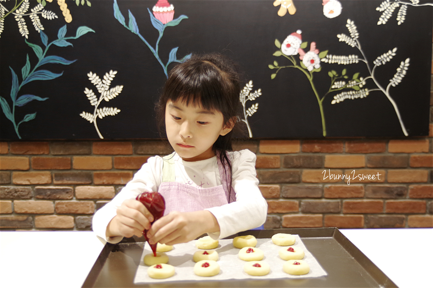 [台北。親子活動] 育家圓 family forever~在高質感廚房玩烘焙，課程中還有影片欣賞、點心時間、遊戲放風和美勞 DIY~前所未有的超豐富親子烘焙課程就在這兒 @兔兒毛毛姊妹花