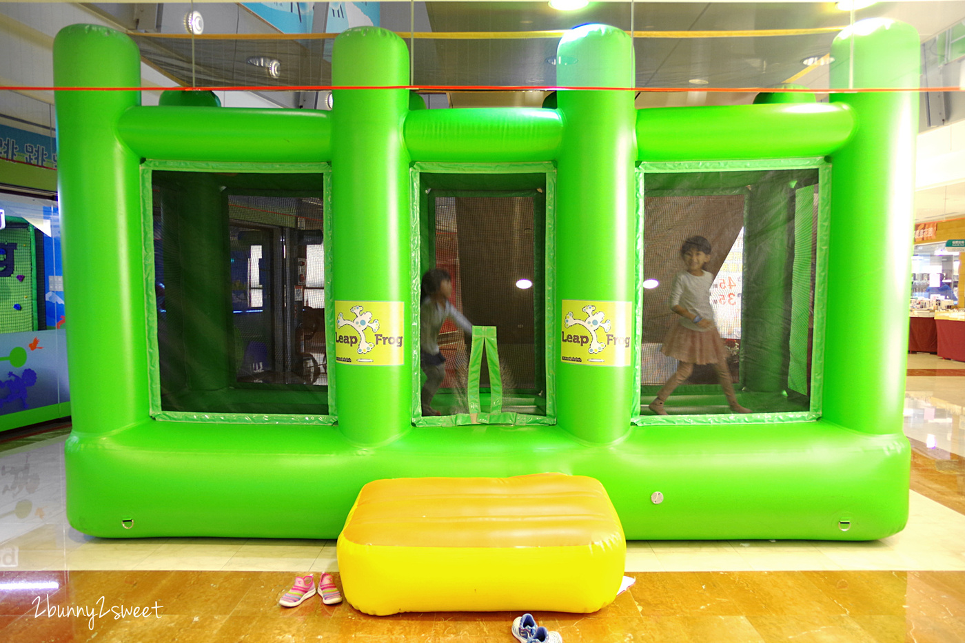 [台北。親子餐廳] 跳跳蛙親子運動餐廳 Leap Frog~室內的兒童版百戰百勝關卡，攀岩、爬坡、跳跳床、旋轉單槓、倉鼠滾輪、溜索…小朋友運動不用看天氣｜京華城｜室內樂園｜雨天遛小孩 @兔兒毛毛姊妹花