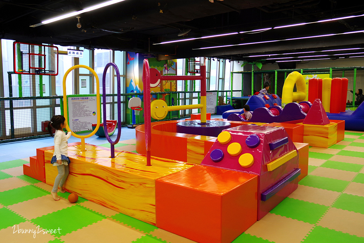 [台北。親子餐廳] 跳跳蛙親子運動餐廳 Leap Frog~室內的兒童版百戰百勝關卡，攀岩、爬坡、跳跳床、旋轉單槓、倉鼠滾輪、溜索…小朋友運動不用看天氣｜京華城｜室內樂園｜雨天遛小孩 @兔兒毛毛姊妹花