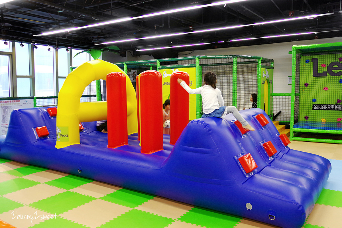 [台北。親子餐廳] 跳跳蛙親子運動餐廳 Leap Frog~室內的兒童版百戰百勝關卡，攀岩、爬坡、跳跳床、旋轉單槓、倉鼠滾輪、溜索…小朋友運動不用看天氣｜京華城｜室內樂園｜雨天遛小孩 @兔兒毛毛姊妹花