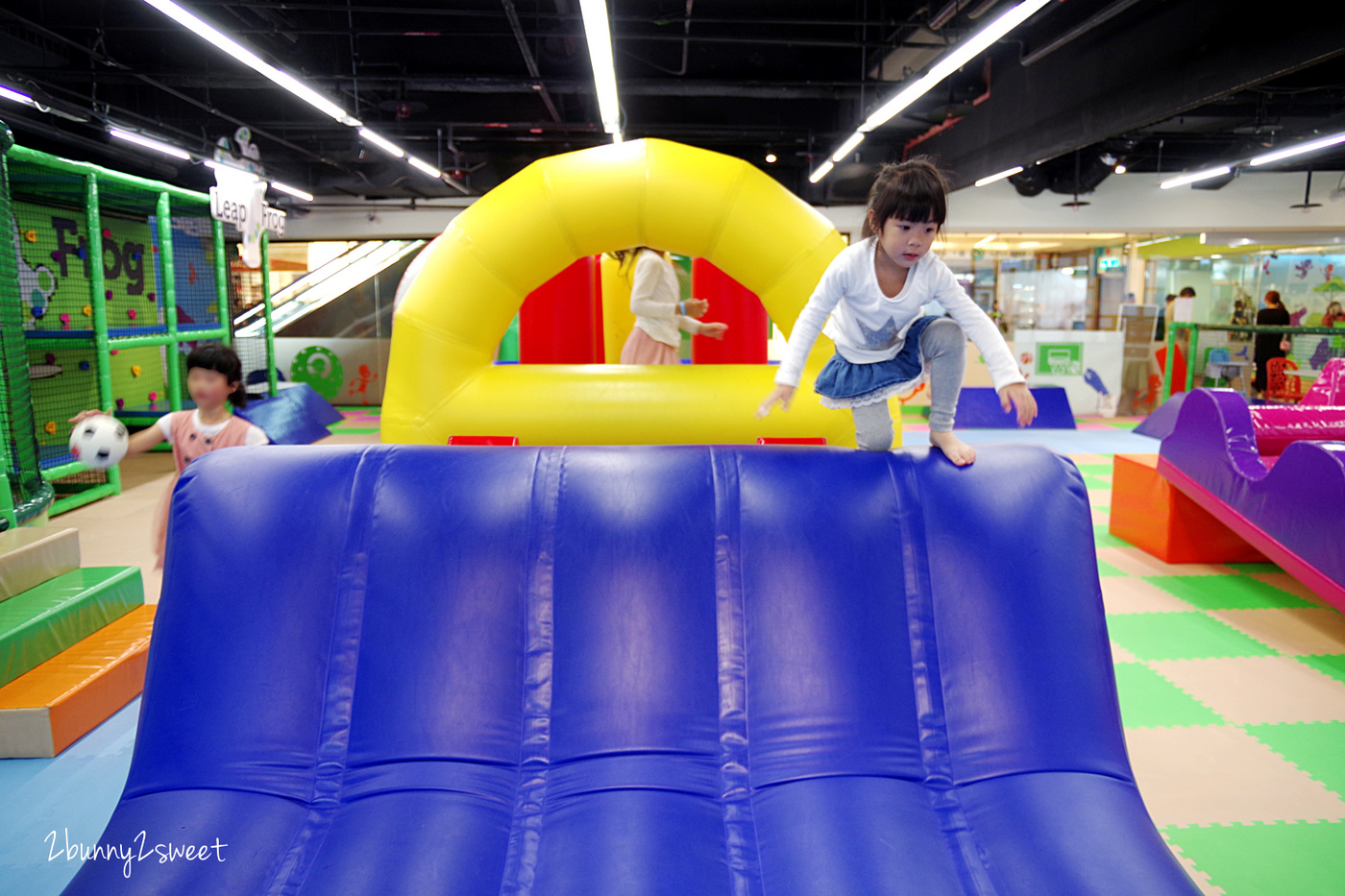[台北。親子餐廳] 跳跳蛙親子運動餐廳 Leap Frog~室內的兒童版百戰百勝關卡，攀岩、爬坡、跳跳床、旋轉單槓、倉鼠滾輪、溜索…小朋友運動不用看天氣｜京華城｜室內樂園｜雨天遛小孩 @兔兒毛毛姊妹花