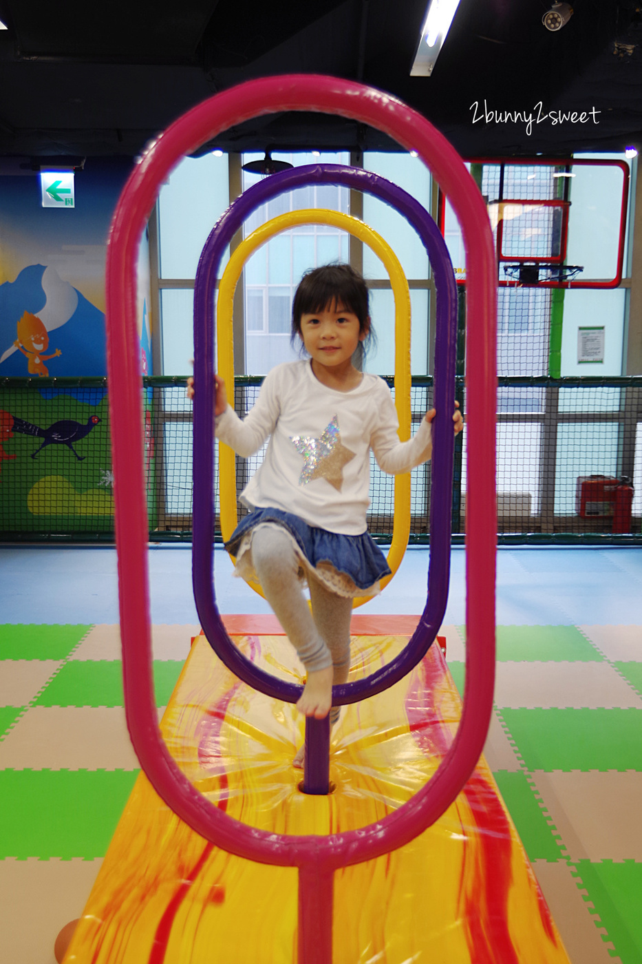 [台北。親子餐廳] 跳跳蛙親子運動餐廳 Leap Frog~室內的兒童版百戰百勝關卡，攀岩、爬坡、跳跳床、旋轉單槓、倉鼠滾輪、溜索…小朋友運動不用看天氣｜京華城｜室內樂園｜雨天遛小孩 @兔兒毛毛姊妹花