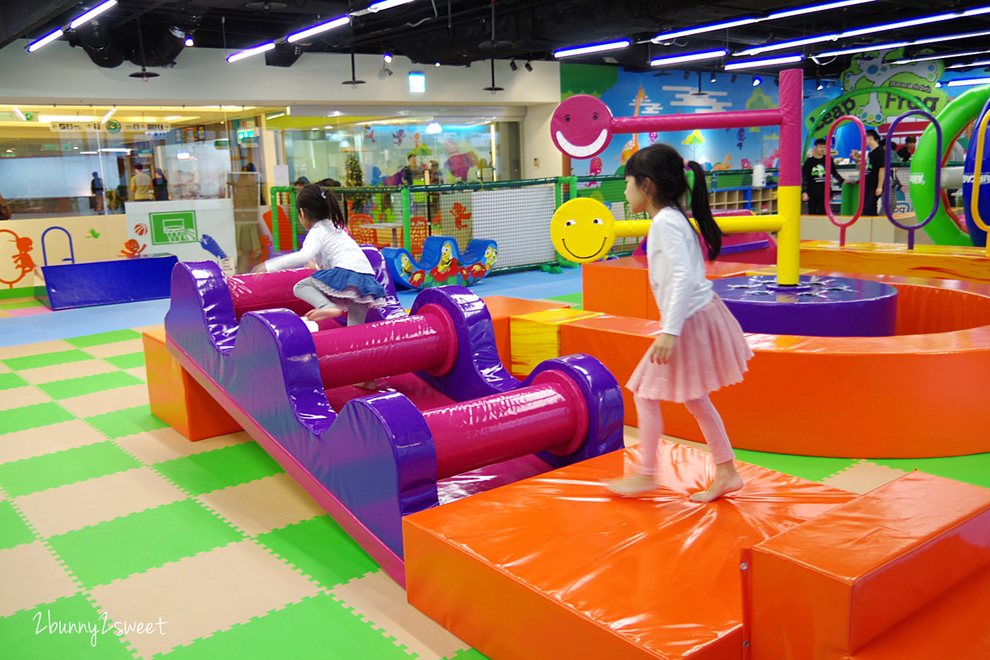 [台北。親子餐廳] 跳跳蛙親子運動餐廳 Leap Frog~室內的兒童版百戰百勝關卡，攀岩、爬坡、跳跳床、旋轉單槓、倉鼠滾輪、溜索…小朋友運動不用看天氣｜京華城｜室內樂園｜雨天遛小孩 @兔兒毛毛姊妹花
