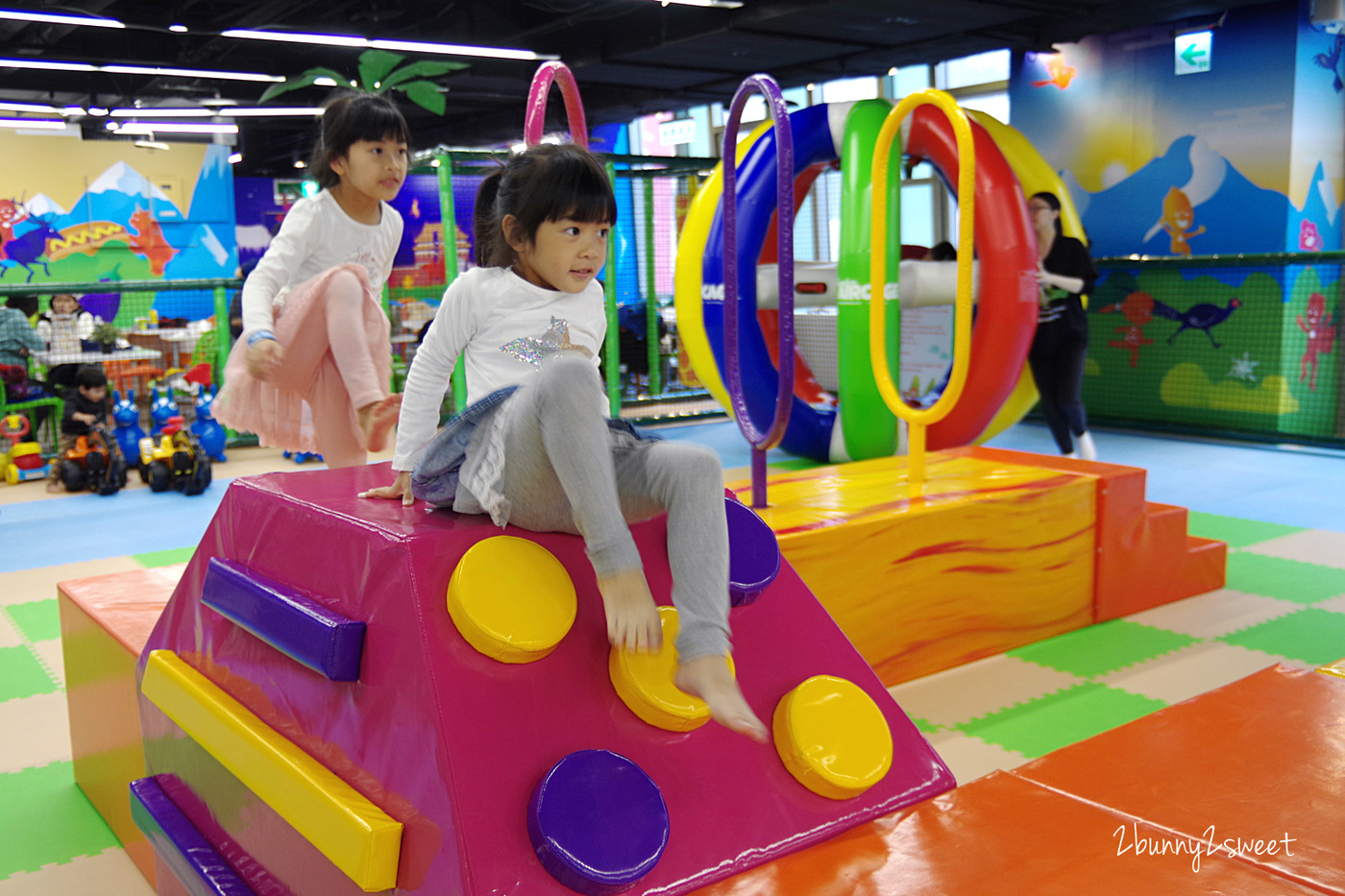 [台北。親子餐廳] 跳跳蛙親子運動餐廳 Leap Frog~室內的兒童版百戰百勝關卡，攀岩、爬坡、跳跳床、旋轉單槓、倉鼠滾輪、溜索…小朋友運動不用看天氣｜京華城｜室內樂園｜雨天遛小孩 @兔兒毛毛姊妹花