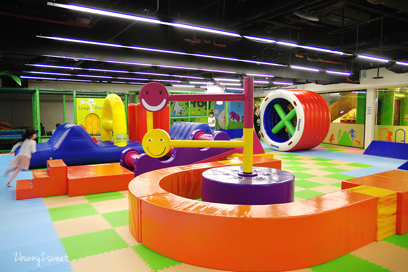 [台北。親子餐廳] 跳跳蛙親子運動餐廳 Leap Frog~室內的兒童版百戰百勝關卡，攀岩、爬坡、跳跳床、旋轉單槓、倉鼠滾輪、溜索…小朋友運動不用看天氣｜京華城｜室內樂園｜雨天遛小孩 @兔兒毛毛姊妹花