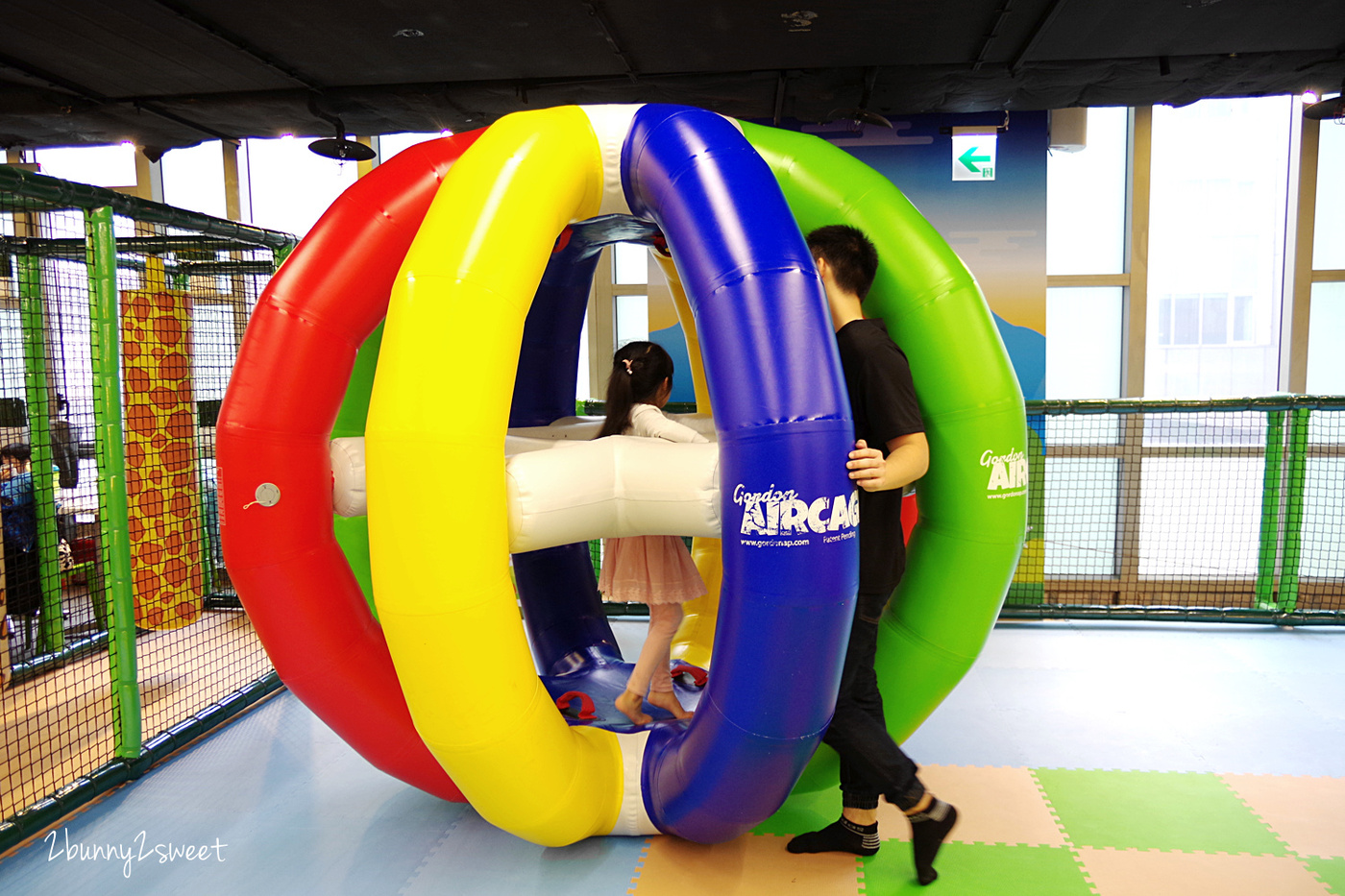 [台北。親子餐廳] 跳跳蛙親子運動餐廳 Leap Frog~室內的兒童版百戰百勝關卡，攀岩、爬坡、跳跳床、旋轉單槓、倉鼠滾輪、溜索…小朋友運動不用看天氣｜京華城｜室內樂園｜雨天遛小孩 @兔兒毛毛姊妹花