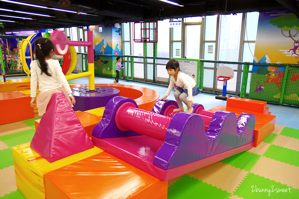 [台北。親子餐廳] 跳跳蛙親子運動餐廳 Leap Frog~室內的兒童版百戰百勝關卡，攀岩、爬坡、跳跳床、旋轉單槓、倉鼠滾輪、溜索…小朋友運動不用看天氣｜京華城｜室內樂園｜雨天遛小孩 @兔兒毛毛姊妹花