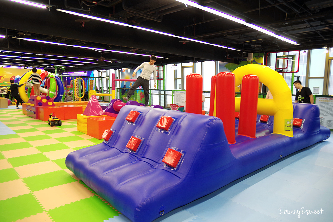 [台北。親子餐廳] 跳跳蛙親子運動餐廳 Leap Frog~室內的兒童版百戰百勝關卡，攀岩、爬坡、跳跳床、旋轉單槓、倉鼠滾輪、溜索…小朋友運動不用看天氣｜京華城｜室內樂園｜雨天遛小孩 @兔兒毛毛姊妹花