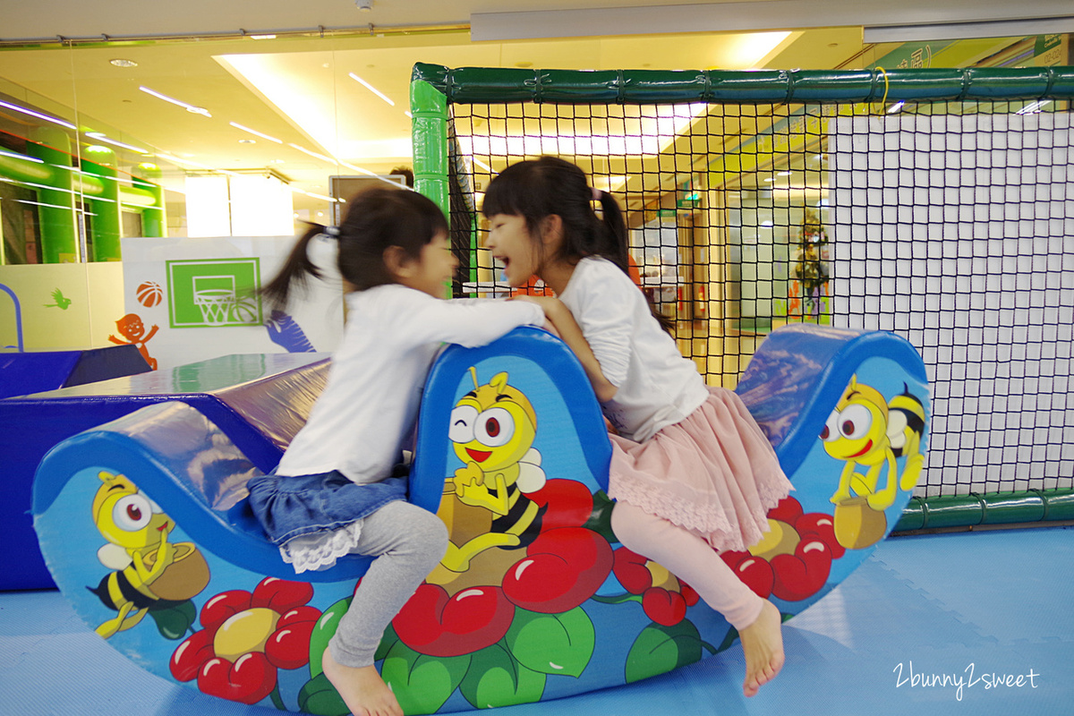 [台北。親子餐廳] 跳跳蛙親子運動餐廳 Leap Frog~室內的兒童版百戰百勝關卡，攀岩、爬坡、跳跳床、旋轉單槓、倉鼠滾輪、溜索…小朋友運動不用看天氣｜京華城｜室內樂園｜雨天遛小孩 @兔兒毛毛姊妹花