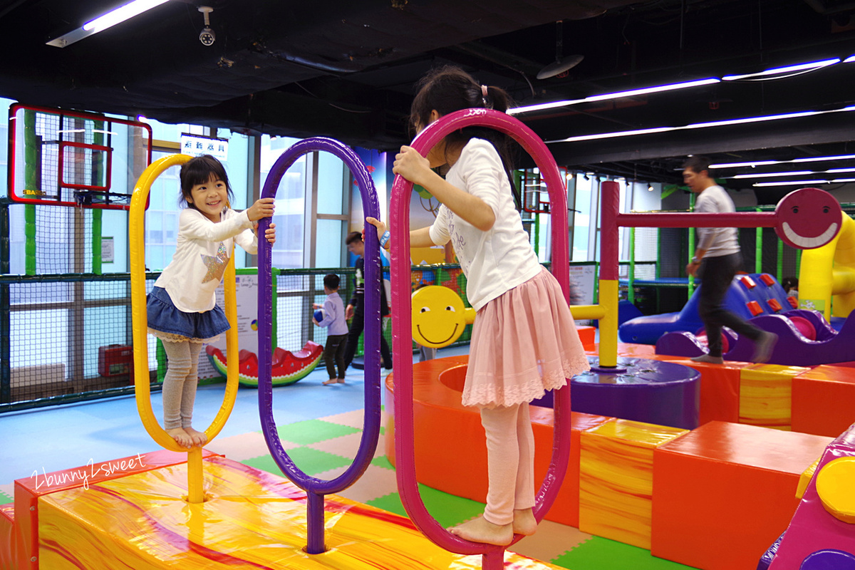 [台北。親子餐廳] 跳跳蛙親子運動餐廳 Leap Frog~室內的兒童版百戰百勝關卡，攀岩、爬坡、跳跳床、旋轉單槓、倉鼠滾輪、溜索…小朋友運動不用看天氣｜京華城｜室內樂園｜雨天遛小孩 @兔兒毛毛姊妹花