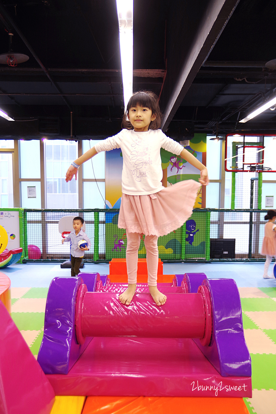 [台北。親子餐廳] 跳跳蛙親子運動餐廳 Leap Frog~室內的兒童版百戰百勝關卡，攀岩、爬坡、跳跳床、旋轉單槓、倉鼠滾輪、溜索…小朋友運動不用看天氣｜京華城｜室內樂園｜雨天遛小孩 @兔兒毛毛姊妹花
