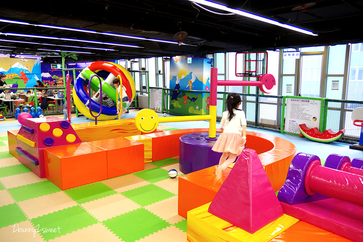 [台北。親子餐廳] 跳跳蛙親子運動餐廳 Leap Frog~室內的兒童版百戰百勝關卡，攀岩、爬坡、跳跳床、旋轉單槓、倉鼠滾輪、溜索…小朋友運動不用看天氣｜京華城｜室內樂園｜雨天遛小孩 @兔兒毛毛姊妹花